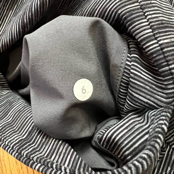 Lululemon Pants Womens 6 Jet Crop Slim Luxtreme Cyber Black Gray Striped - Picture 5 of 10